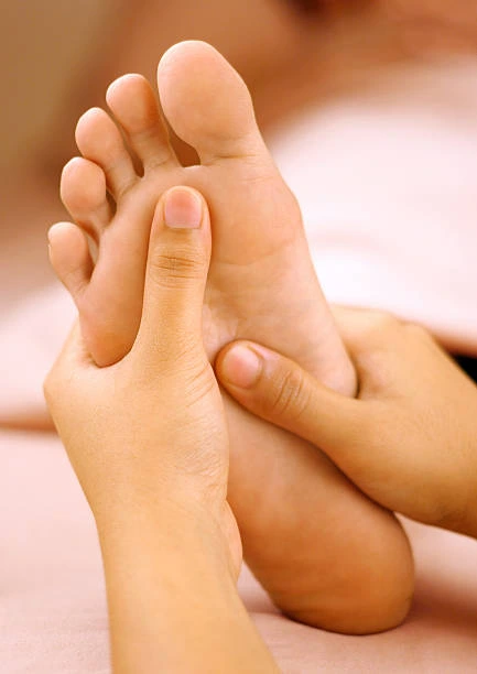 Eine Frau bekommt eine Fußmassage.